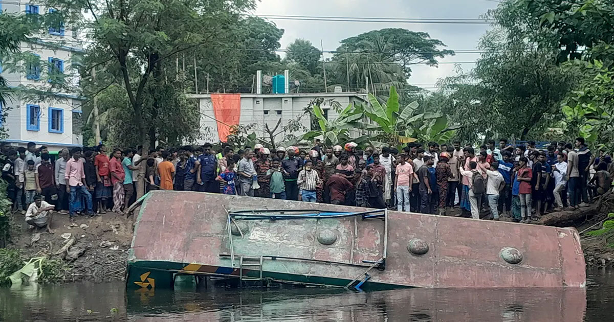 লক্ষ্মীপুরে খালে বাস পড়ে দুইজনের মৃত্যু