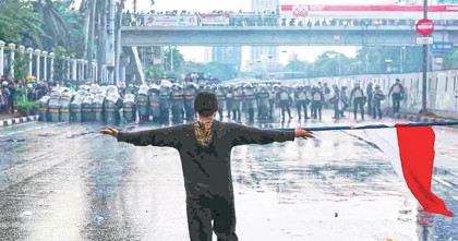 যে ঘটনাতেই তোলপাড় ইন্দোনেশিয়া, প্রতিবেশীদের সমর্থন