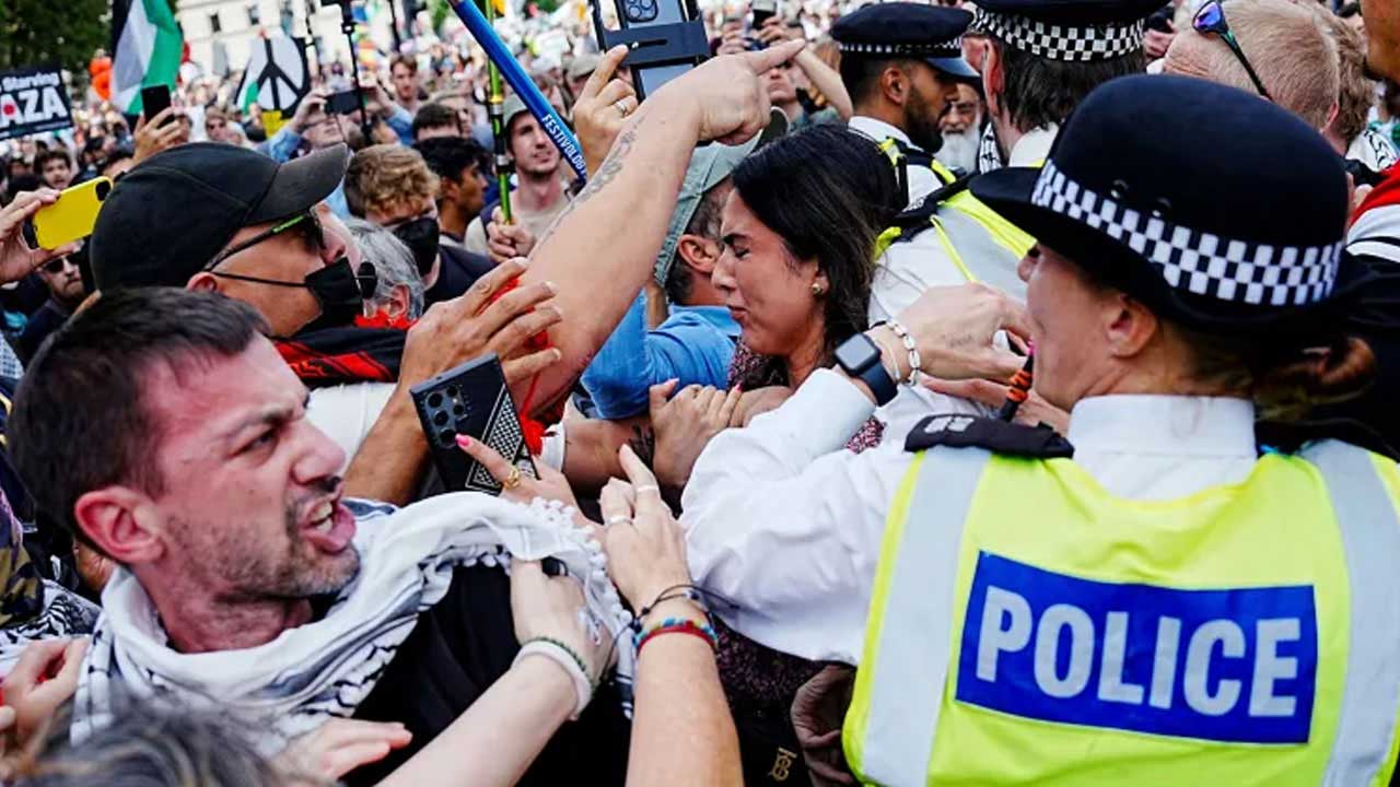 লন্ডনে পুলিশের সঙ্গে বিক্ষোভকারীদের সংঘর্ষ, গ্রেপ্তার চার শতাধিক