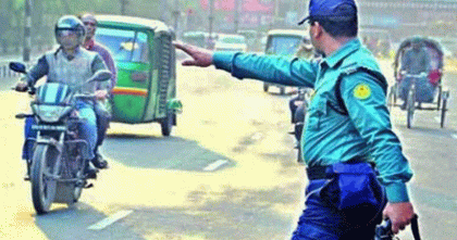 মোটরসাইকেল চালককে থামতে বলায় পুলিশের ওপর হামলা