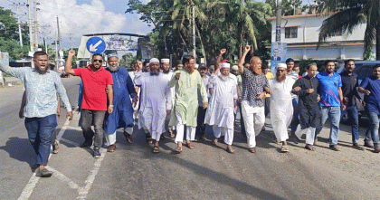 বাগেরহাটে চারটি সংসদীয় আসন বহাল রাখার দাবিতে সকাল-সন্ধ্যা হরতাল