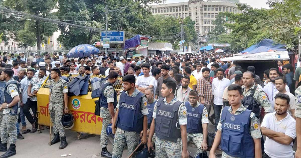 ভিড় বেড়েছে শাহবাগে, সতর্ক অবস্থানে আইনশৃঙ্খলা বাহিনী