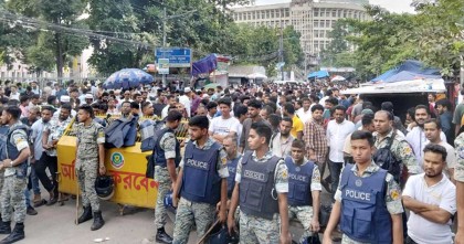 ভিড় বেড়েছে শাহবাগে, সতর্ক অবস্থানে আইনশৃঙ্খলা বাহিনী