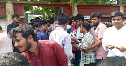 ডাকসু নির্বাচনে কেন্দ্রের সামনে প্রার্থীদের প্রচারণায় বিরক্ত শিক্ষার্থীরা 
