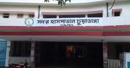 চুয়াডাঙ্গা সদর হাসপাতালে রোগীর ব্যক্তিগত প্রেসক্রিপশনের ছবি তুলতে ওষুধ কোম্পানির
প্রতিনিধিদের হুড়োহুড়ি