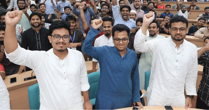 সাদিক কায়েমকে বরণ করে নিলো শিক্ষার্থীরা