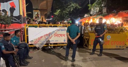 শাহবাগে মুখোমুখি অবস্থানে ছাত্রদল ও শিবির সমর্থকরা