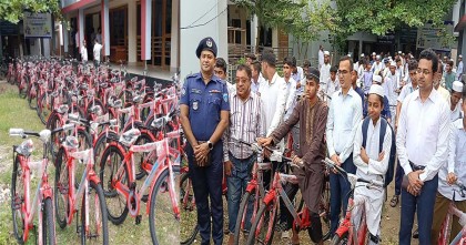 চাঁদপুরে নিম্নমানের সাইকেল বিতরণে শিক্ষার্থী-শিক্ষক-অভিভাবকদের তীব্র প্রতিক্রিয়া
