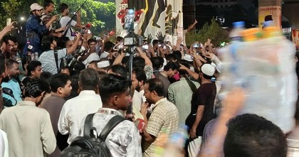 শাহবাগে ছাত্রদল ও শিবির সমর্থকদের স্লোগান-মিছিল