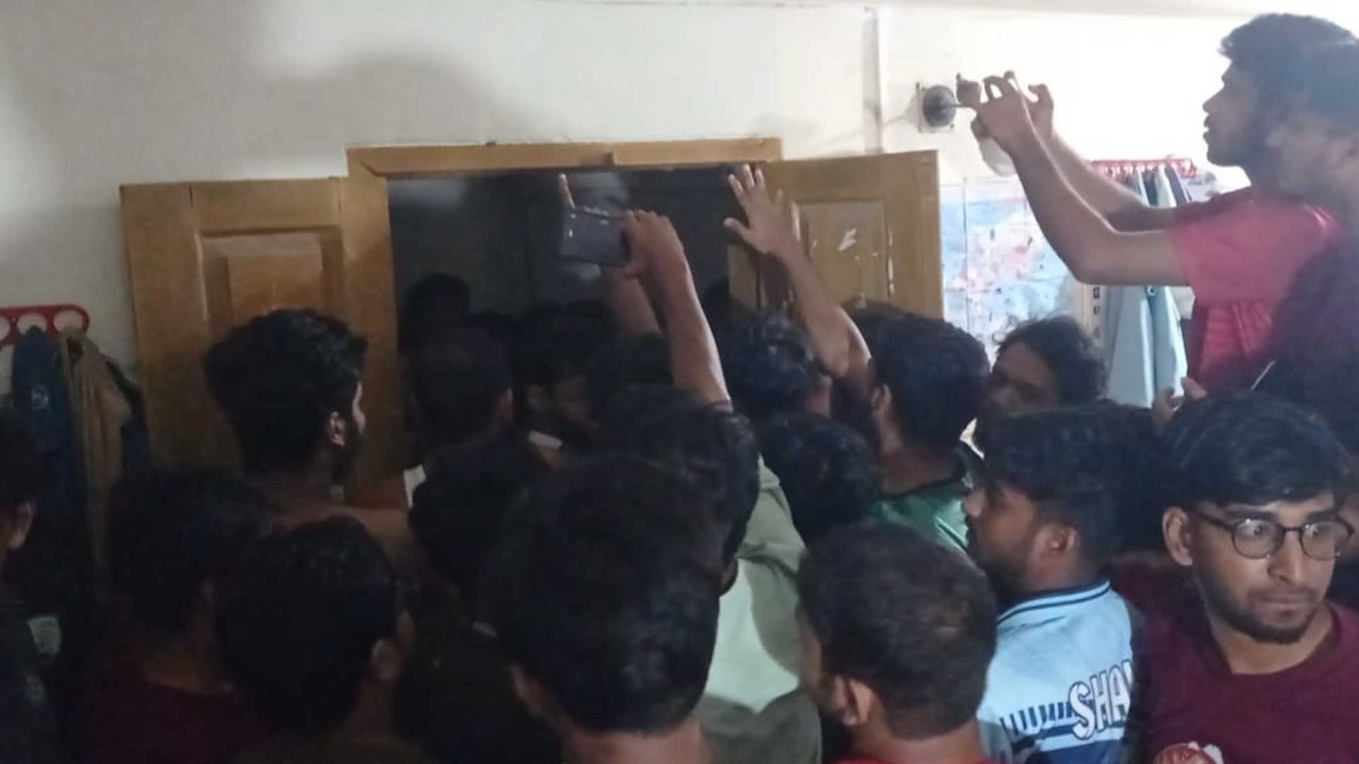 সংবাদ প্রকাশের জেরে মব তৈরী করে সাংবাদিকদের হেনস্তা