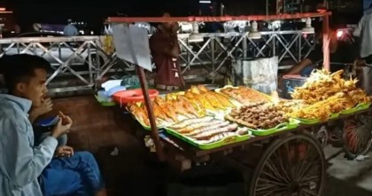 পর্যটক ও স্থানীয়দের স্বাস্থ্যঝুঁকি বাড়াচ্ছে সমুদ্র সৈকতের ভাজা মাছ 