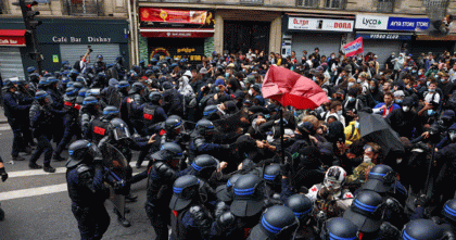 ফ্রান্সে সরকারবিরোধী বিক্ষোভে গ্রেপ্তার প্রায় ৩০০