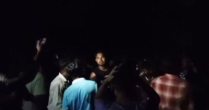 টানা ৪ দিন অন্ধকারে নবীনগর, বিদ্যুৎ অফিস ঘেরাও করে বিক্ষোভ