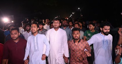 নির্বাচন বর্জনের পর রাতে জাবি ক্যাম্পাসে ছাত্রদলের বিক্ষোভ মিছিল