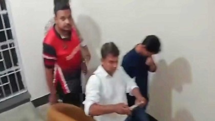 জাকসু নির্বাচনে আচরণবিধি লঙ্ঘন; সাংবাদিকের ফোন কেড়ে ভিডিও ডিলিটের অভিযোগ ছাত্রদল নেতার বিরুদ্ধে