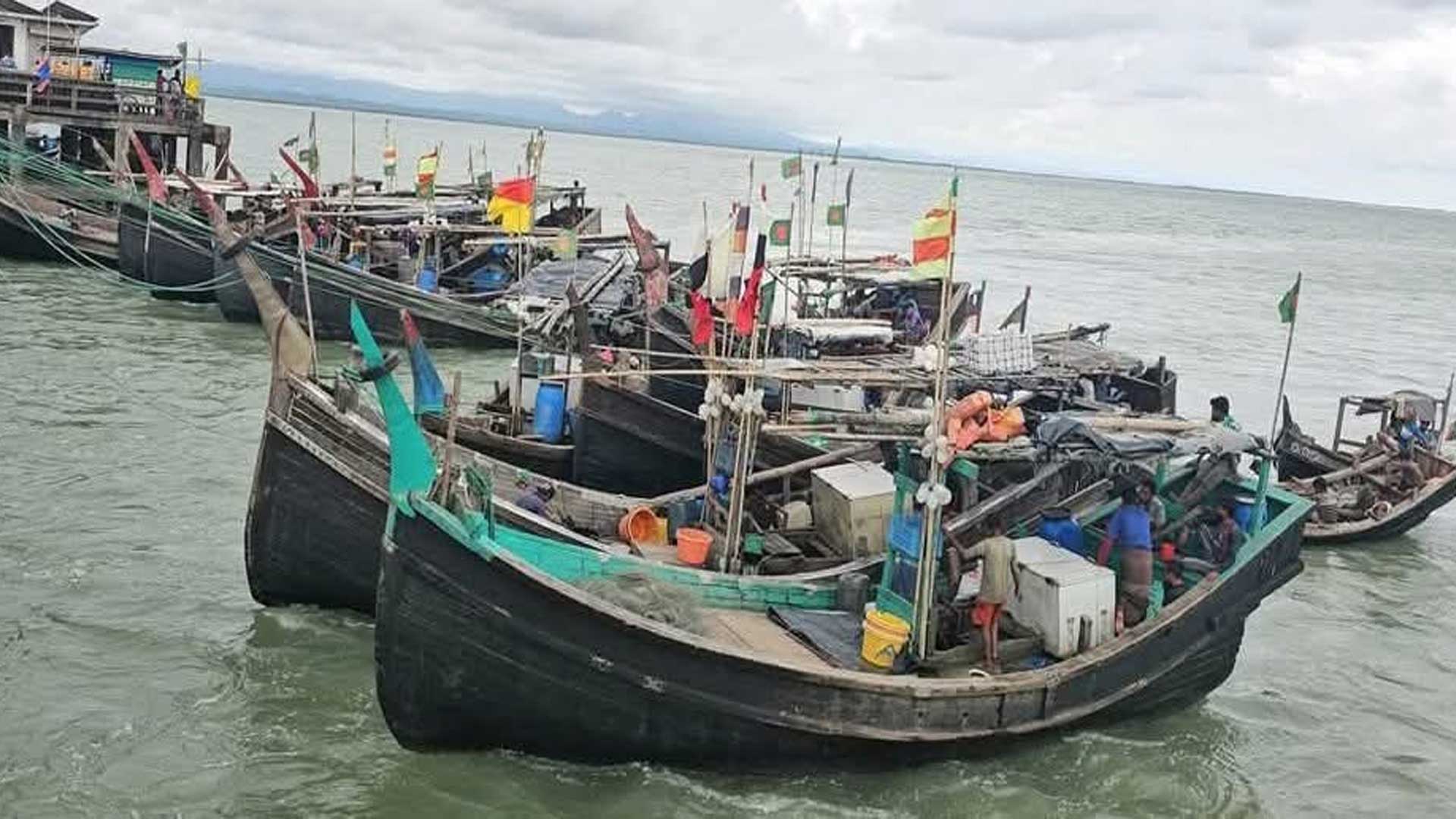 আরাকান আর্মির বেপরোয়া তান্ডবে দিশেহারা বাংলাদেশী জেলেরা