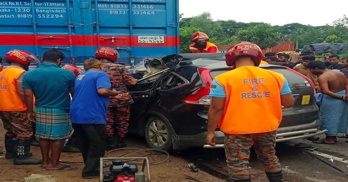 মিরসরাইয়ে কাভার্ডভ্যানে প্রাইভেটকারের ধাক্কায় বাবা-মেয়ের মৃত্যু