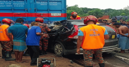 মিরসরাইয়ে কাভার্ডভ্যানে প্রাইভেটকারের ধাক্কায় বাবা-মেয়ের মৃত্যু