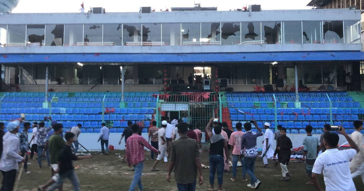 অতিরিক্ত টিকিট বিক্রির জেরে কক্সবাজার স্টেডিয়ামে ব্যাপক ভাঙচুর