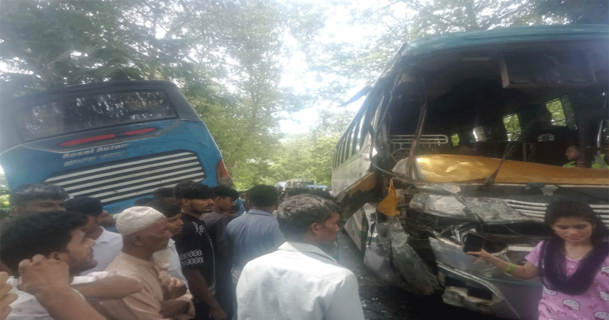 মাদারীপুরে মহাসড়কে দুই বাসের মুখোমুখি সংঘর্ষে আহত ২০