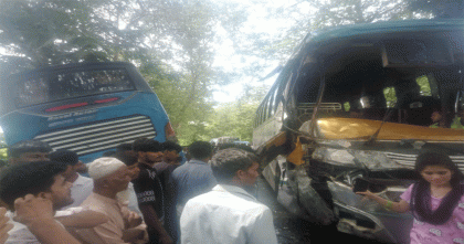মাদারীপুরে মহাসড়কে দুই বাসের মুখোমুখি সংঘর্ষে আহত ২০