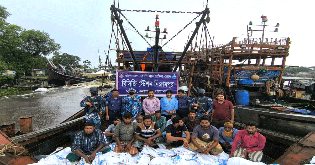 পটুয়াখালীর মহিপুরে দুই ট্রলিং বোট ও বেহুন্দী জালসহ ১২ জেলে আটক