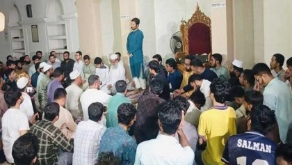 জাকসুর ফলাফলের পর জাবির মসজিদে শিবিরের দোয়া-মোনাজাত

 