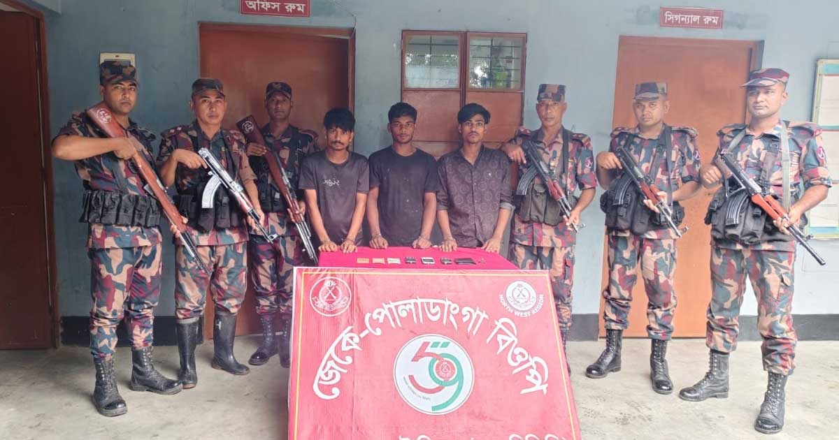 চাঁপাইনবাবগঞ্জ সীমান্তে ৫৯ বিজিবির পৃথক অভিযানে আটক চার