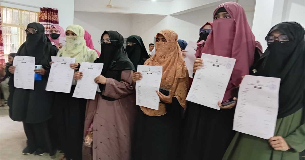 চাকসু নির্বাচনে: প্রীতিলতা হল সংসদে ছাত্রীসংস্থার মনোনয়নপত্র সংগ্রহ