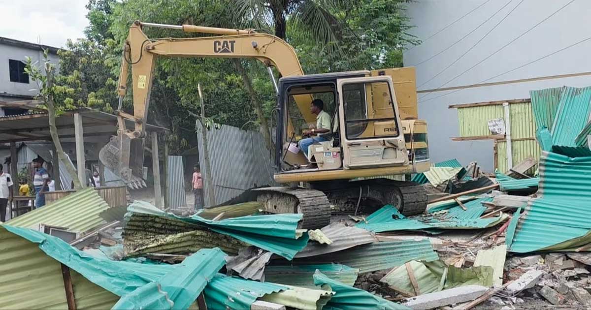 বাংলা এডিশনে সংবাদ প্রকাশের পর মাদকসেবীদের আখড়ায় পরিণত হওয়া বিদ্যালয় ভেঙে দিলো যৌথবাহিনী