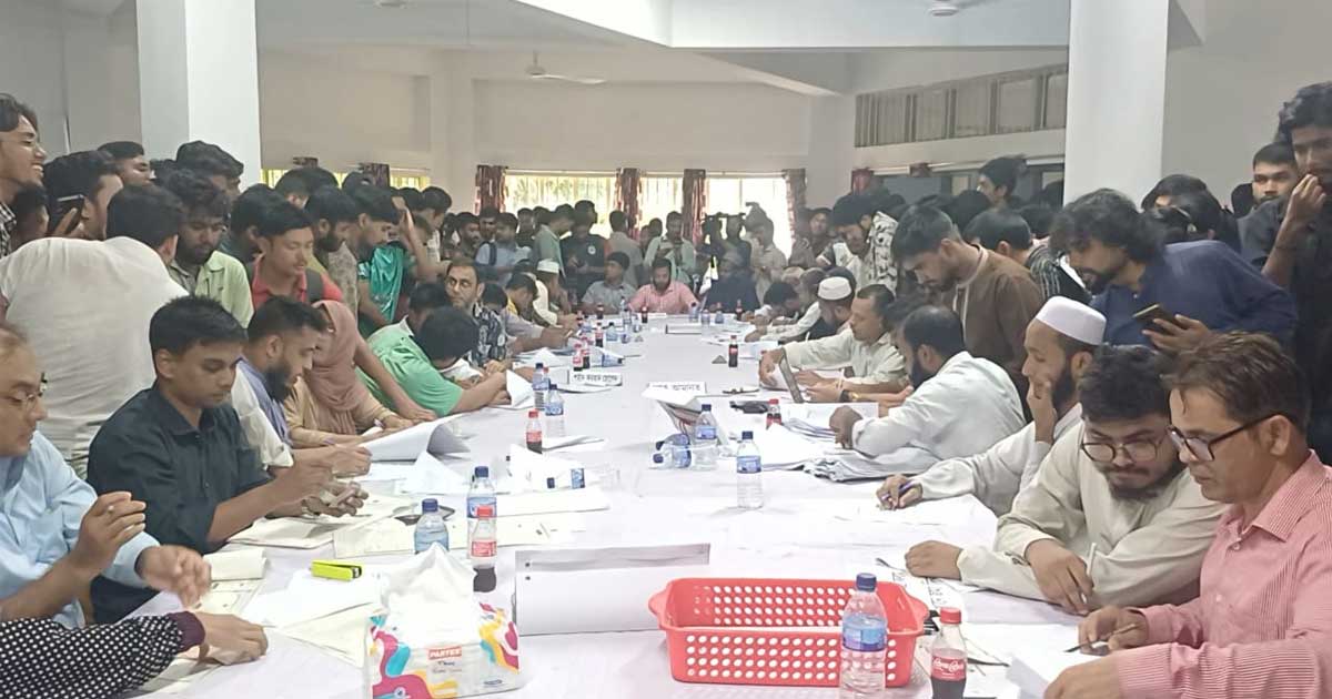 চাকসুর মনোনয়নপত্র বিতরণের শেষ দিনে প্রার্থীদের উপচে পড়া ভীড়