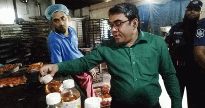 চুয়াডাঙ্গায় ভোক্তা-অধিকারের অভিযানে বেকারি প্রতিষ্ঠানকে জরিমানা