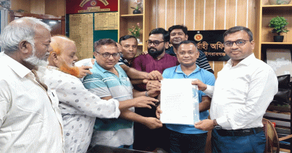 চাঁপাইনবাবগঞ্জের গোমস্তাপুরে অসামাজিক কার্যকলাপ বন্ধের দাবিতে মানববন্ধন ও স্মারকলিপি প্রদান