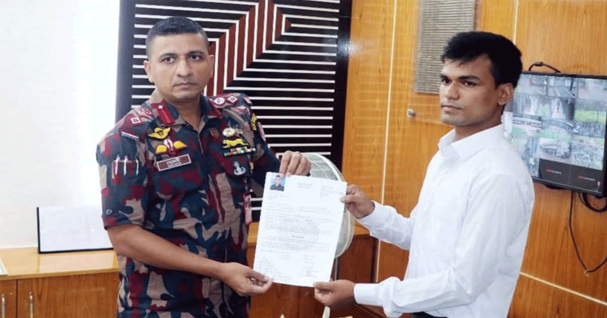 সীমান্তে নিহত বোনের স্মৃতি বুকে নিয়ে বিজিবিতে যোগ দিলেন ফেলানীর ভাই