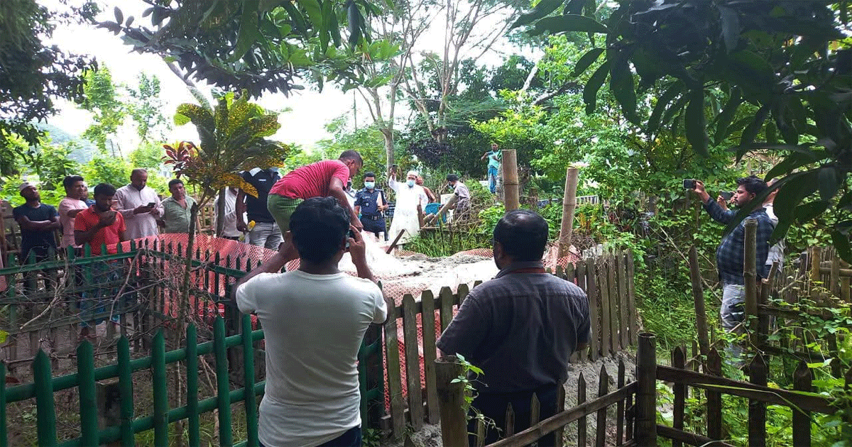 হত্যার অভিযোগে দাফনের দেড় মাস পর ঠিকাদারের লাশ কবর থেকে উত্তোলন