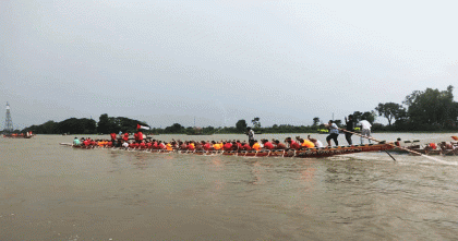 সিরাজগঞ্জে বড়াল নদীতে চার দিনব্যাপী নৌকাবাইচ প্রতিযোগিতা শুরু