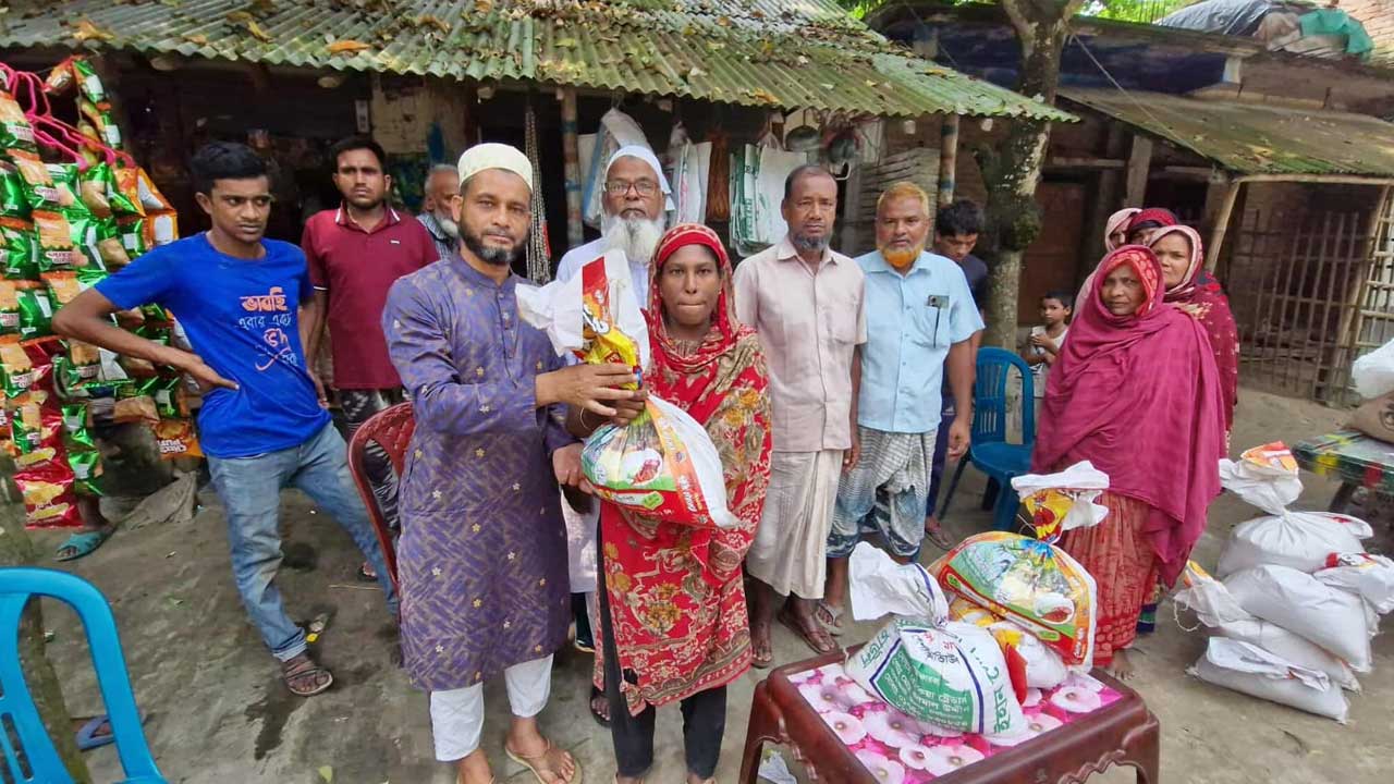 শিবগঞ্জে বিএনপি নেতার উদ্যোগে অসহায়দের মাঝে খাদ্য ও নগদ অর্থ বিতরণ