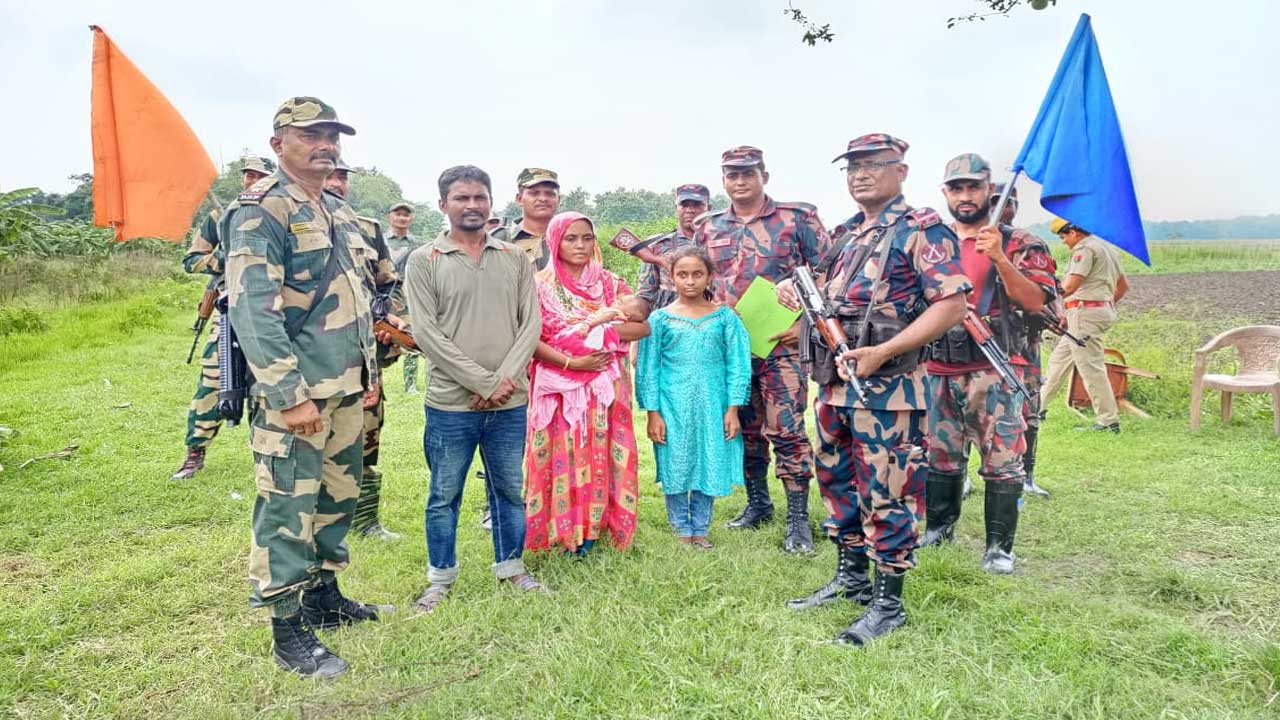 চুয়াডাঙ্গা সীমান্তে ভারতে অনুপ্রবেশকারী ৪ বাংলাদেশী নাগরিককে হস্তান্তর