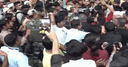 আইফোন ১৭ কেনা নিয়ে ভারতে অ্যাপল স্টোরে ব্যাপক ধাক্কাধাক্কি, মারামারি