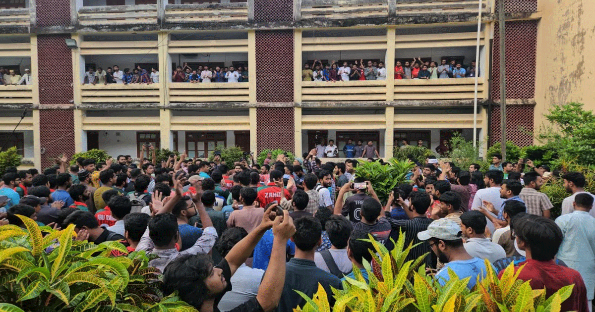 পোষ্য কোটা ইস্যুতে রাবিতে শিক্ষক-শিক্ষার্থীদের মধ্যে হাতাহাতি, উপ-উপাচার্য অবরুদ্ধ