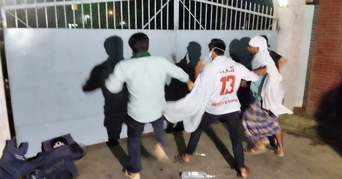 রাবি উপাচার্যের বাসভবনের গেট ভেঙে ভেতরে ঢোকার চেষ্টা শিক্ষার্থীদের