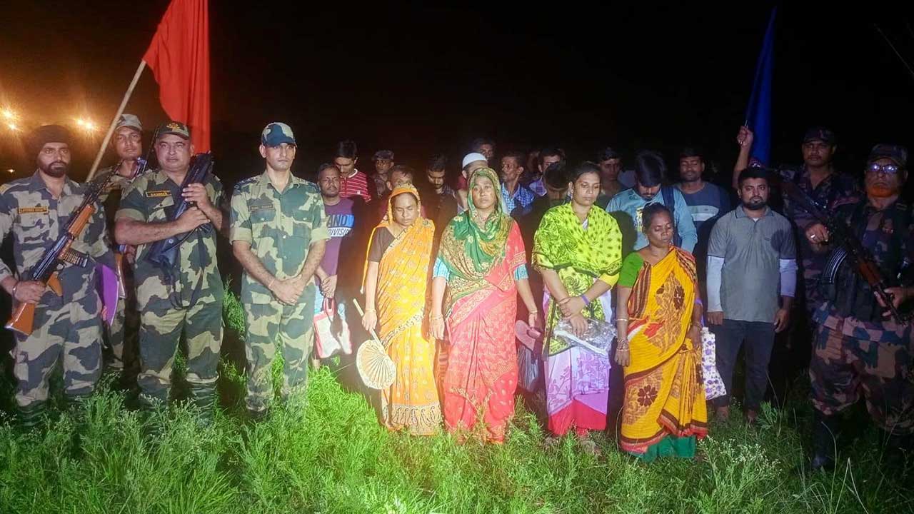 মেহেরপুর সীমান্তে পতাকা বৈঠকের মাধ্যমে ১৮ বাংলাদেশিকে হস্তান্তর