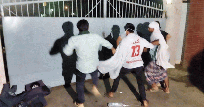 রাবি উপাচার্যের বাসভবনের গেট ভেঙে ভেতরে ঢোকার চেষ্টা শিক্ষার্থীদের