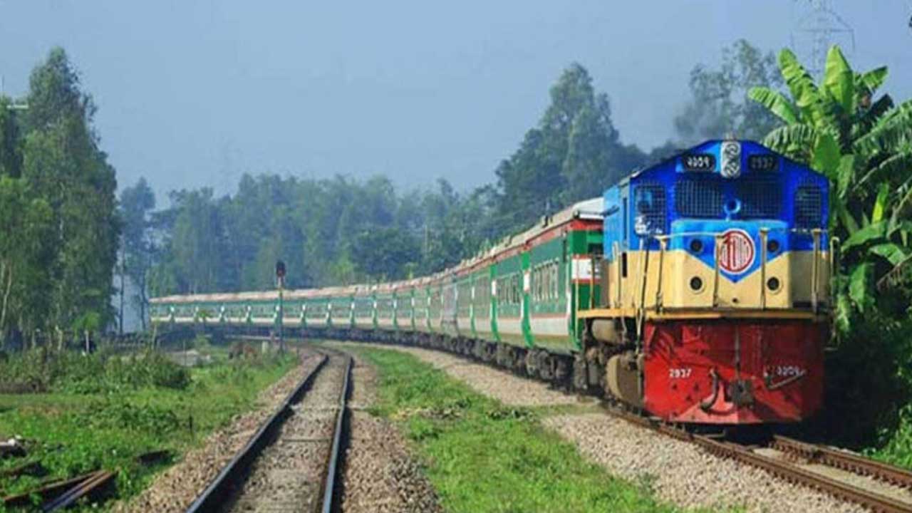 গাজীপুরে চলন্ত ট্রেন থেকে পড়ে যুবক নিহত