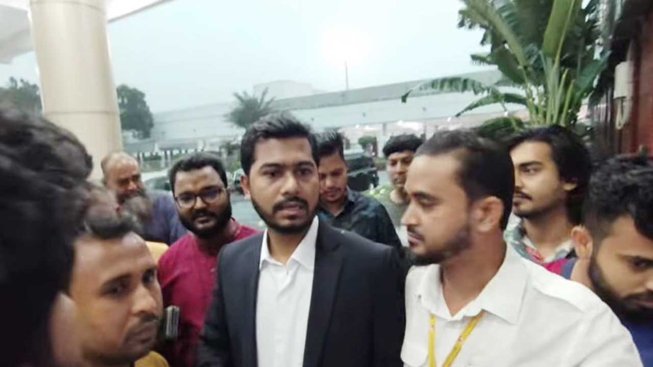 উন্নত চিকিৎসার জন্য সিঙ্গাপুর গেলেন নুরুল হক নুর

