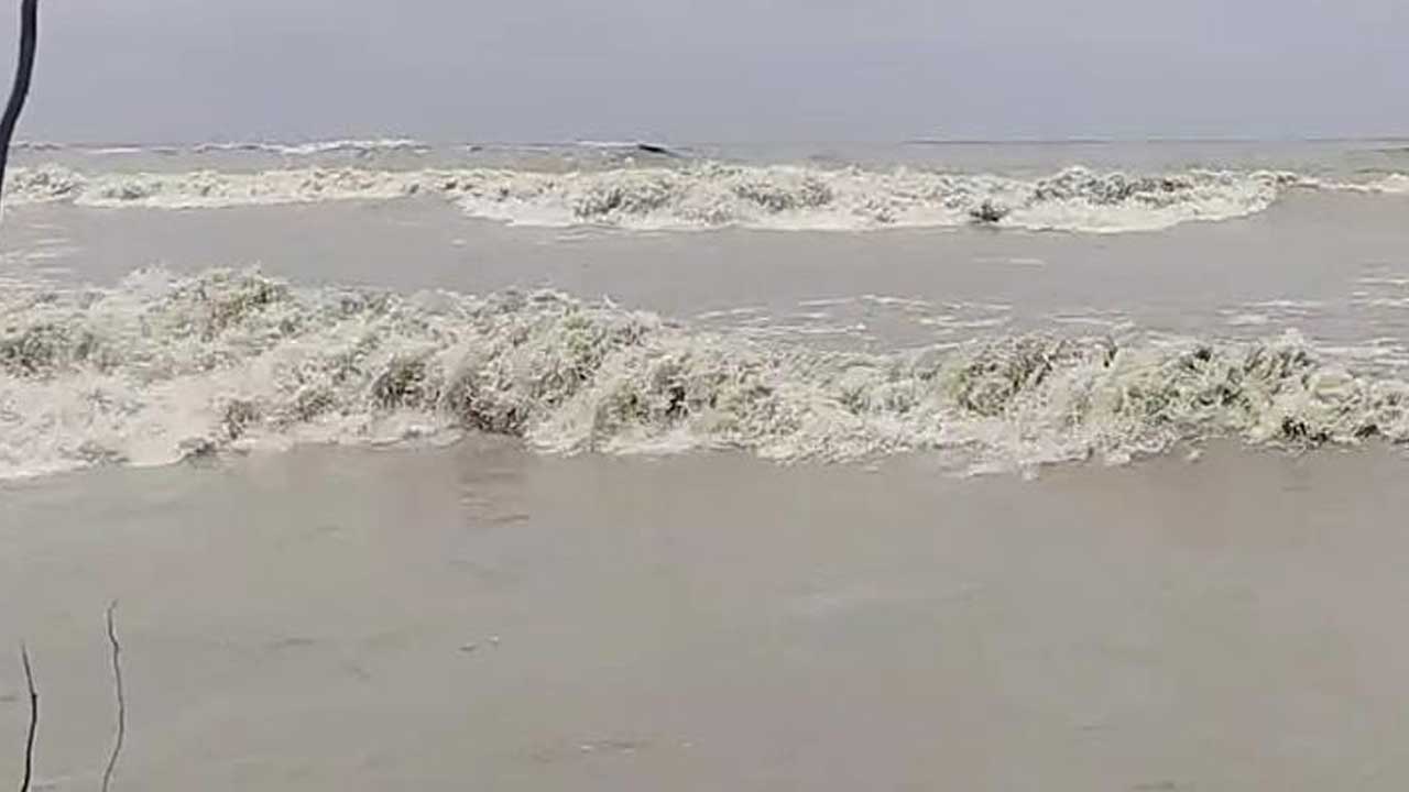 পটুয়াখালীতে সক্রিয় মৌসুমি বায়ুর প্রভাবে উপকূলে বৃষ্টিপাত, জনজীবনে দুর্ভোগ