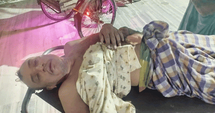 খুলনা মেডিকেল কলেজ হাসপাতালের চতুর্থ তলা থেকে পড়ে অজ্ঞাত ব্যক্তির মর্মান্তিক মৃত্যু