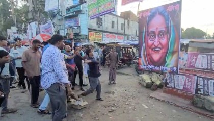 সাতক্ষীরায় শেখ হাসিনার প্রতিকৃতিতে ডিম নিক্ষেপ