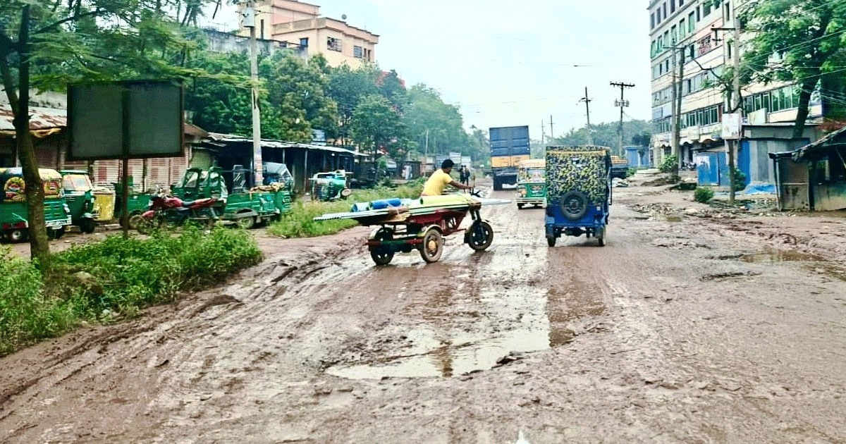 কুমিল্লায় খানাখন্দে ভরা মহাসড়ক, সড়ক সংস্কারে ব্যর্থ “সওজ”