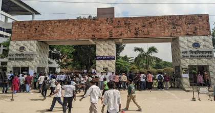 গকসু নির্বাচন: ক্যাম্পাসের ভেতরে ভোটগ্রহণ, বাইরে বহিরাগতের আনাগোনা